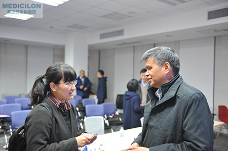 HJC黄金城平台化学部副总裁陈焕明博士给与会者答疑解惑