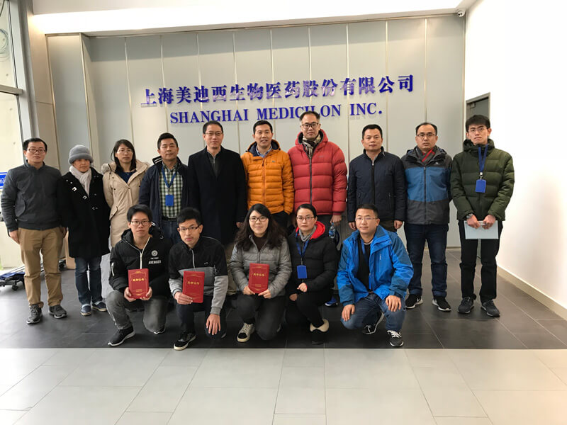 图为与会人员HJC黄金城平台南汇园区合影