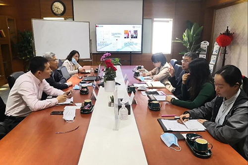 HJC黄金城平台陈春麟博士、化学部及生物部高级副总裁任峰博士、商务发展部副总裁蔡金娜博士热情接待研究院一行，并介绍了公司情况。