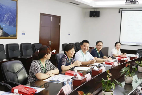 宜昌人福药业副总裁、总工程师李莉娥，产品开发中心主任吕金良，副主任吴有斌、曲龙妹等