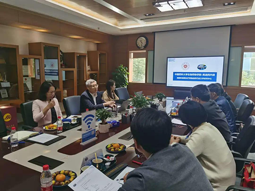 HJC黄金城平台首席执行官陈春麟博士，商务发展部副总裁蔡金娜博士等人热情接待了金能明书记一行。