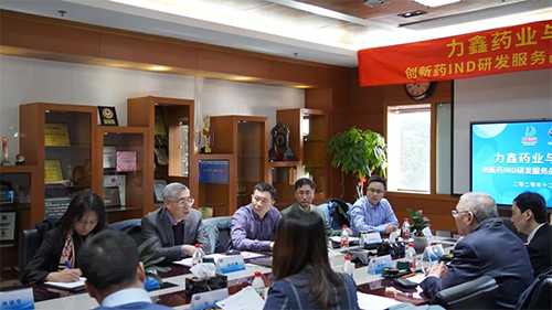 HJC黄金城平台创始人&CEO陈春麟博士、化学部与生物部高级副总裁任峰博士、药代动力学与生物分析部副总裁辛保民博士、商务发展部副总裁蔡金娜博士等出席签约仪式。