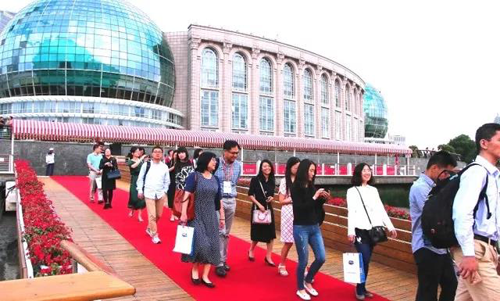 晚宴伊始，前来参加晚宴的嘉宾们纷纷踏上红毯，前往码头