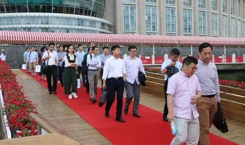 晚宴伊始，前来参加晚宴的嘉宾们纷纷踏上红毯，前往码头